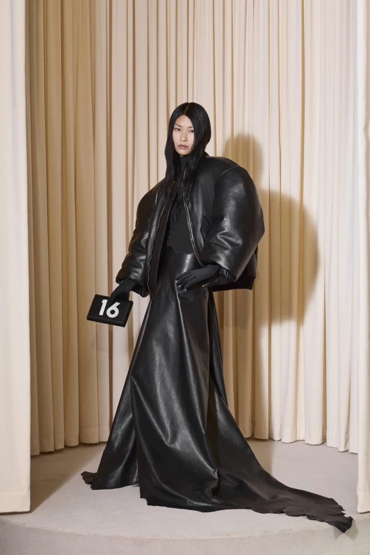 Медитація на подіумі: нова колекція Balenciaga Haute Couture осінь
