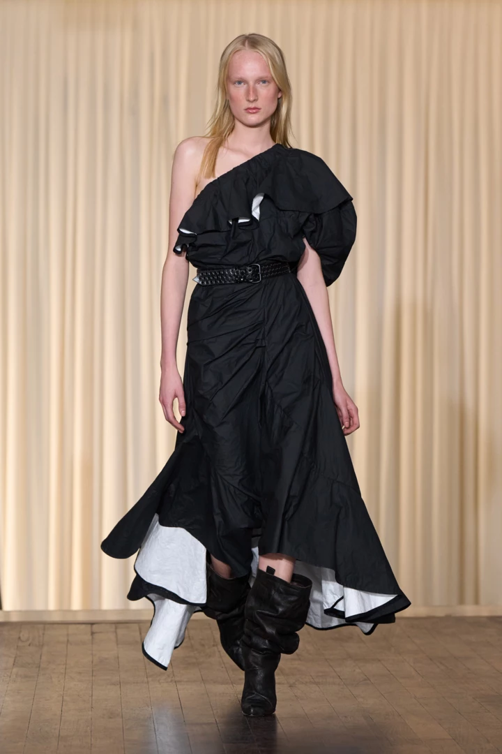 2025年SS Vivienne Westwood タックプリーツワイドパンツ Vivienne Westwood весна-літо 2025 | Vogue UA