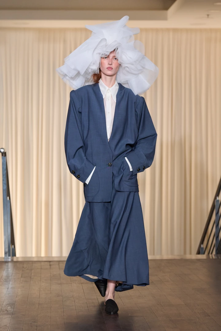 2025年SS Vivienne Westwood タックプリーツワイドパンツ Vivienne Westwood весна-літо 2025 | Vogue UA