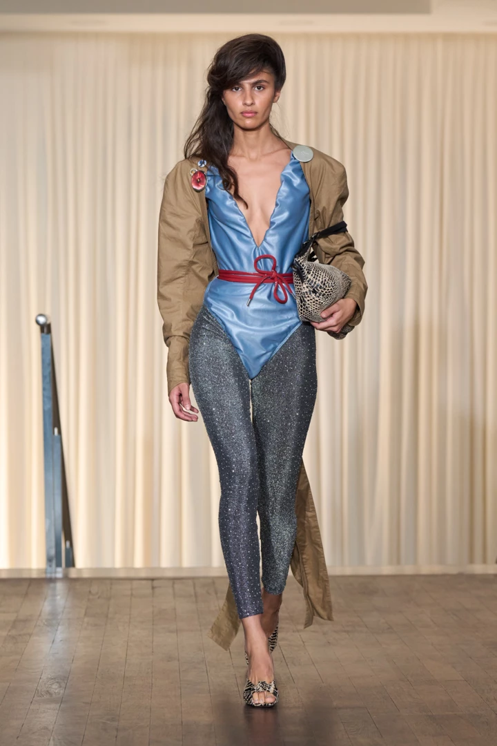 2025年SS Vivienne Westwood タックプリーツワイドパンツ Vivienne Westwood весна-літо 2025 | Vogue UA