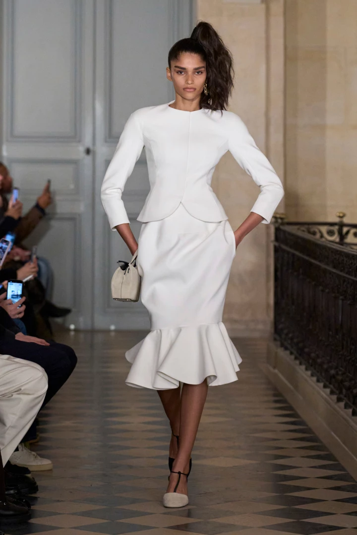 etre au sommet トップス シズニルック Jacquemus осінь-зима 2026/2027 | Vogue UA
