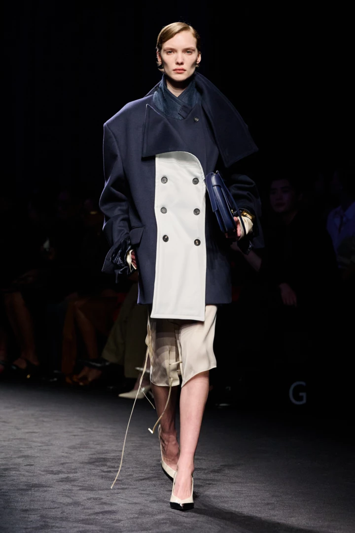 【Salvatore Ferragamo】デザインキャミソール Ferragamo осінь-зима 2026 | Vogue UA