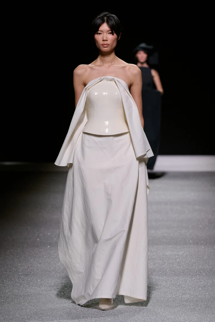 Miyakeページ Issey Miyake осінь-зима 2026 | Vogue UA