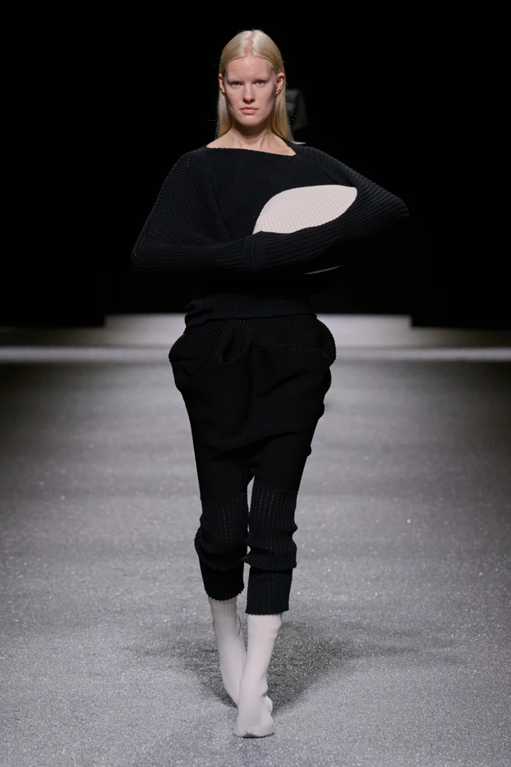 Issey Miyake осінь-зима 2026 | Vogue UA