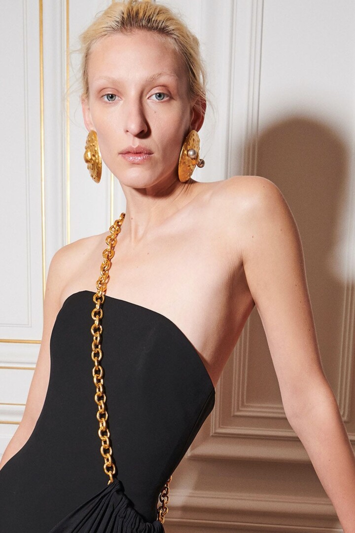 7 модных трендов этой весны: платья с цепочками в числе смелых выборов