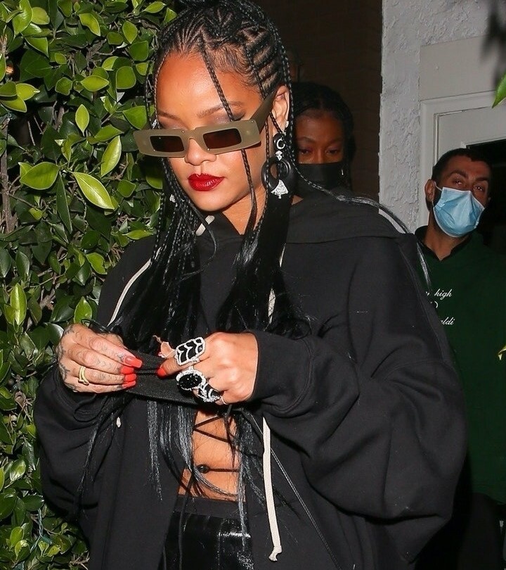 Образ дня: Рианна в модном худи Rick Owens