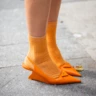 Streetstyle: як модниці носять туфлі зі шкарпетками цього сезону