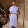 Сукня з вишуканим шлейфом — модний весняний тренд