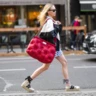 Streetstyle: з чим носити обʼємну сумку цього літа