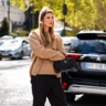 Streetstyle: з чим носити коричневий светр цього сезону 