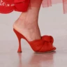 Червоні босоніжки — головне взуття цього літа