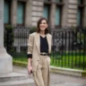 Streetstyle: босоніжки на липучках – улюблене взуття модниць цього літа