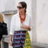 Streetstyle: біла сорочка + кольорова спідниця – модне поєднання цього літа