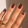 Шоколадні нігті з 90-х повертаються восени 2025