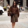 Коричнева замшева куртка: як носити головну трендову річ цієї осені