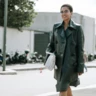 5 стильних способів носити шкіряний тренч, які варто спробувати