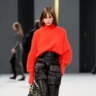 Цього сезону носимо лише червоний: светр, який змінить ваш зимовий стиль