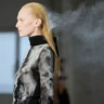 У Jean Paul Gaultier модель вийшла на подіум із волоссям, яке (буквально) диміло