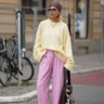 Рожеві штани – головний тренд весни 2026: як носити їх стильно