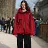 Червона вітрівка — найкраща модна інвестиція 2026 року