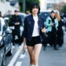 Streetstyle: 5 образів з короткими шортами для міських виходів уже зараз 