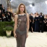 "Голі" сукні знову на Met Gala: найефектніші образи події