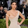 “Голі” нігті — прозорий манікюр, що підкорив Met Gala 2026