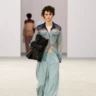 Шовкові карго, прозорі сорочки та балетки: Dries Van Noten показав найефектнішу чоловічу колекцію літа 2027