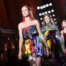 Возвращение гламура: показ осенне-зимней коллекции Versace в Милане