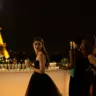 Від Керрі Бредшоу до Одрі Гепберн — всі модні відсилання в серіалі «Емілі в Парижі»
