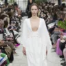 Біла сукня – хіт осіннього гардероба