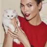 Карли Клосс и котики в новой рекламе Carolina Herrera