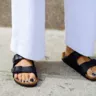 Как знаменитые девушки носят сандалии-биркенштоки
