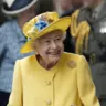 Королева Єлизавета II вибирає синьо-жовте поєднання