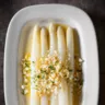 Хіт сезону: біла спаржа із соусом мімоза від шеф-кухарки Елен Даррозе