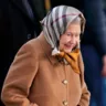 Настоящий олдскул: королева Елизавета II в платке Burberry