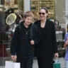 Акцент на губы: Анджелина Джоли на прогулке с детьми