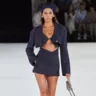 Укорочений блейзер і міні-спідниця — модний комплект осені