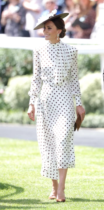&lt;b&gt;Кейт Міддлтон у сукні в горошок  Alessandra Rich у поєднанні з відповідним капелюхом – нагадування про знаменитий образ принцеси Діани в Аскоті.&lt;/b&gt;