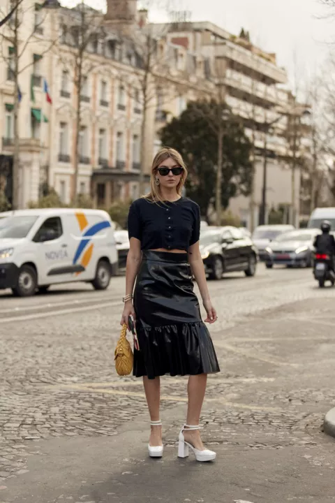 &lt;b&gt;С чем носить кожаную юбку осенью 2020 стритстайл фото идеи&lt;/b&gt;