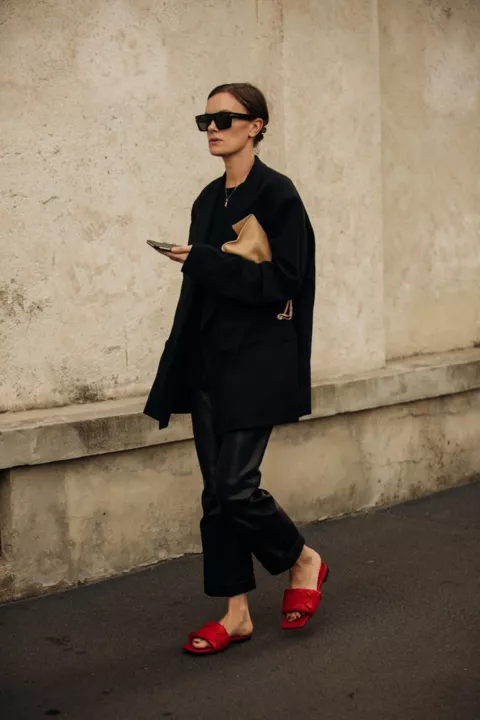 &lt;b&gt;Streetstyle: с чем модницы сочетают красную обувь&lt;/b&gt;