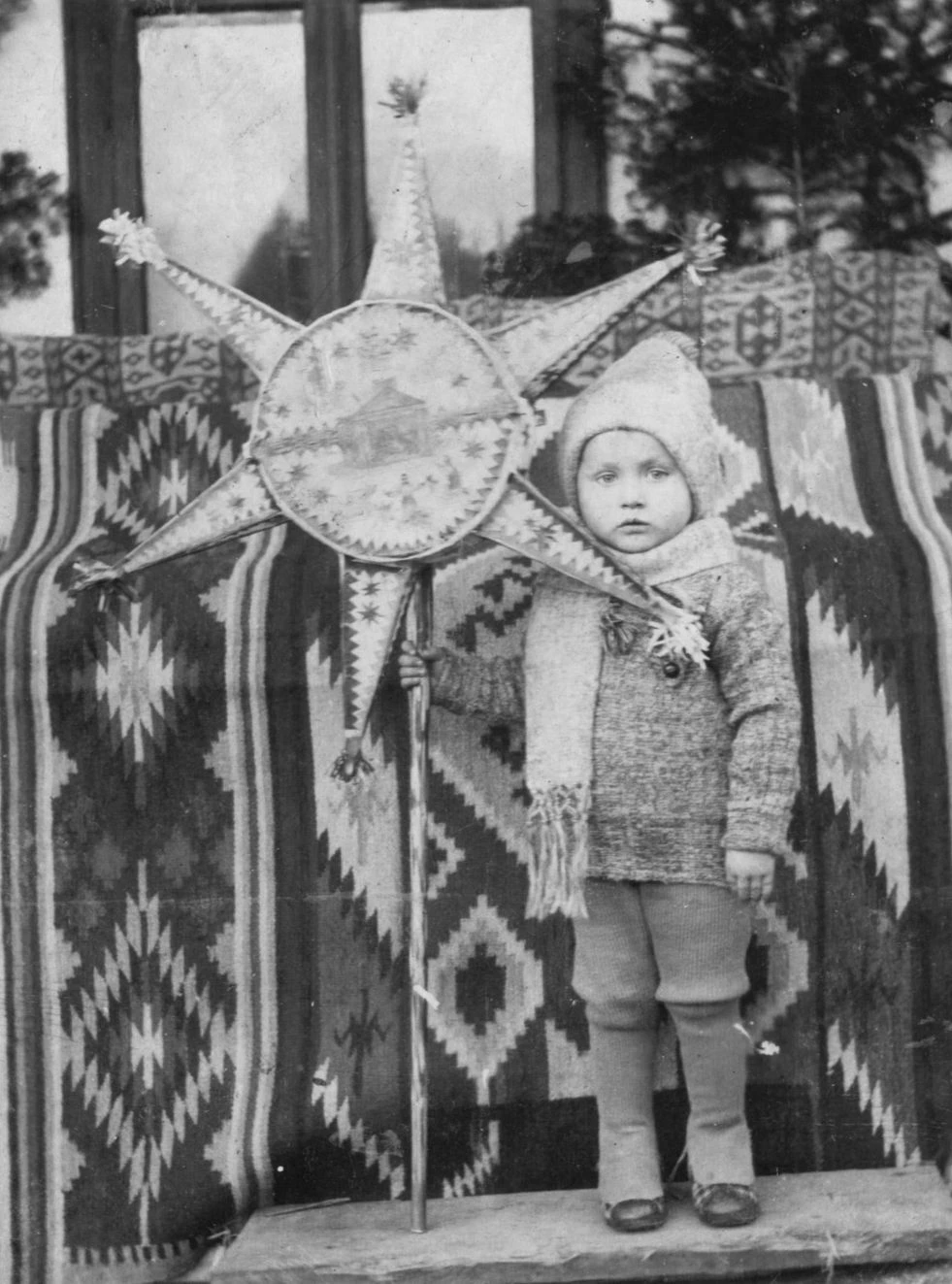 Дівчинка з різдвяною зіркою. Покуття, 1950-ті роки. Фото з мистецького історико-етнографічного альбому Івана Гончара 