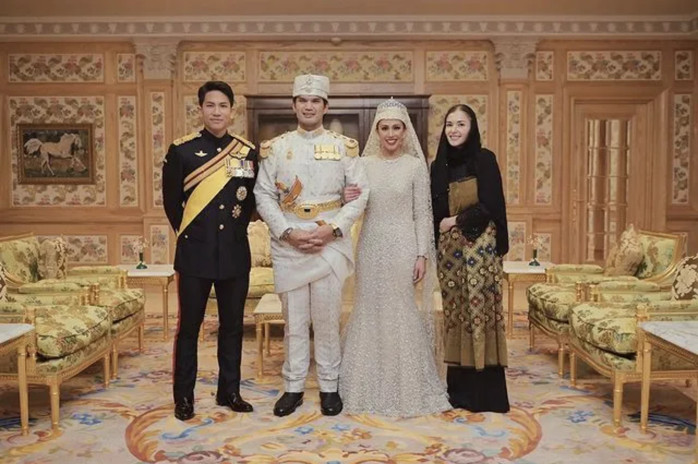 Принцеса Брунею Азема Ні’матул Болкіах і принц Брунею Бахар Ібні Іефрі Болкіах з гостями королівського весілля, включаючи її брата, принца Матіна (ліворуч)