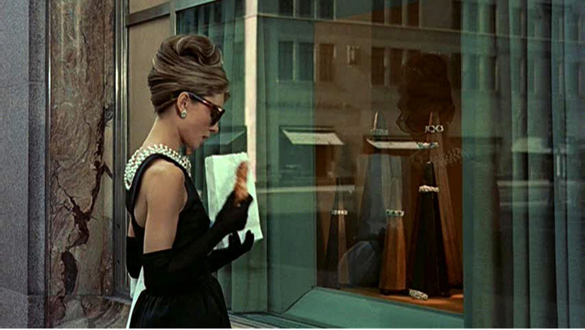 Одрі Гепберн у ролі Голлі Ґолайтлі в фільмі "Сніданок у Тіффані", 1961, реж. Блейк Едвардс