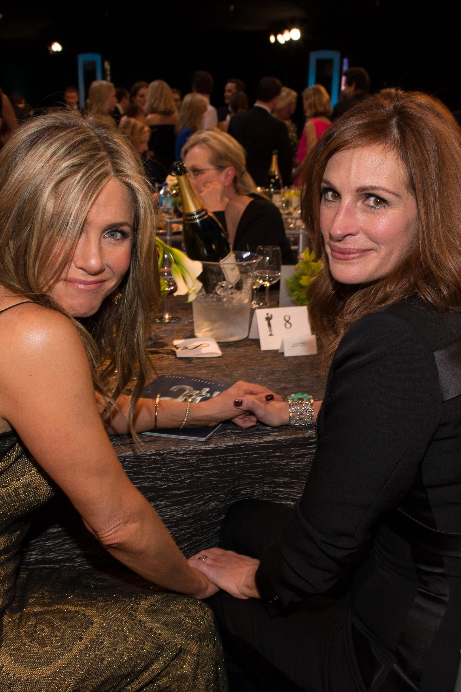 Дженніфер Еністон і Джулія Робертс на церемонії вручення премії Гільдії кіноакторів у 2015 році