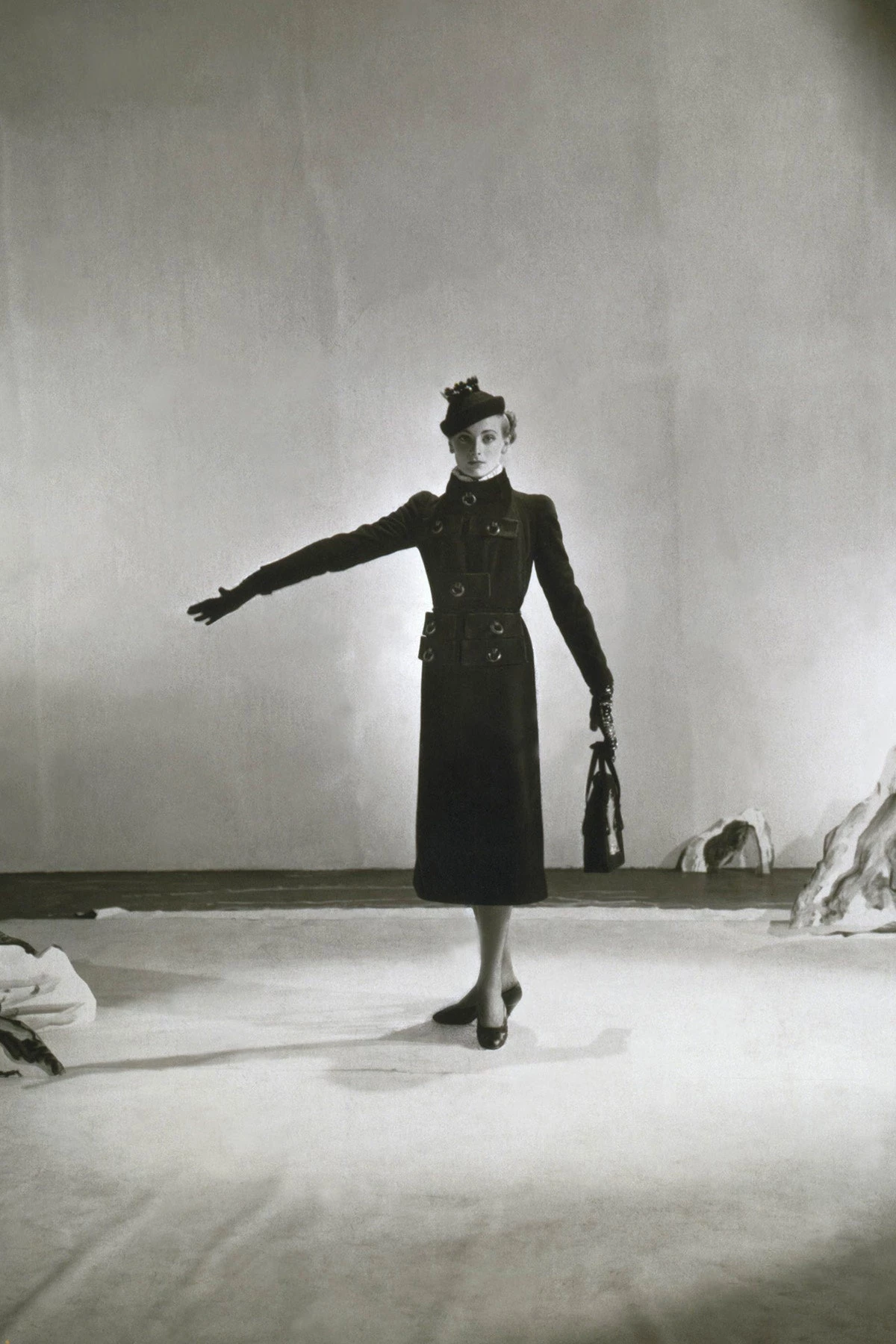 Ельза Скіапареллі надихнулася Сальвадором Далі створити цей дизайн чорного вовняного пальта з вісьмома кишенями, яке з’явилося у Vogue у 1936 році