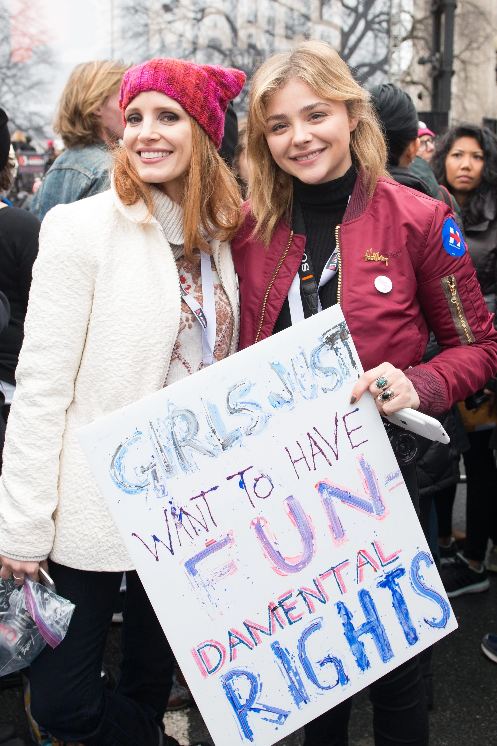 Джессіка Честейн та Хлоя Грейс Моріц на Жіночому марші