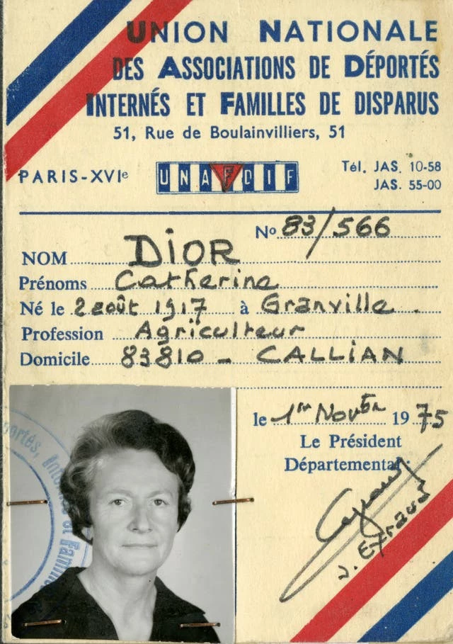 Цей офіційний документ, виданий урядом Франції, відображає статус Катрін Діор як особи, яка стала жертвою депортації.
Photo: Collection Christian Dior Parfums, Paris