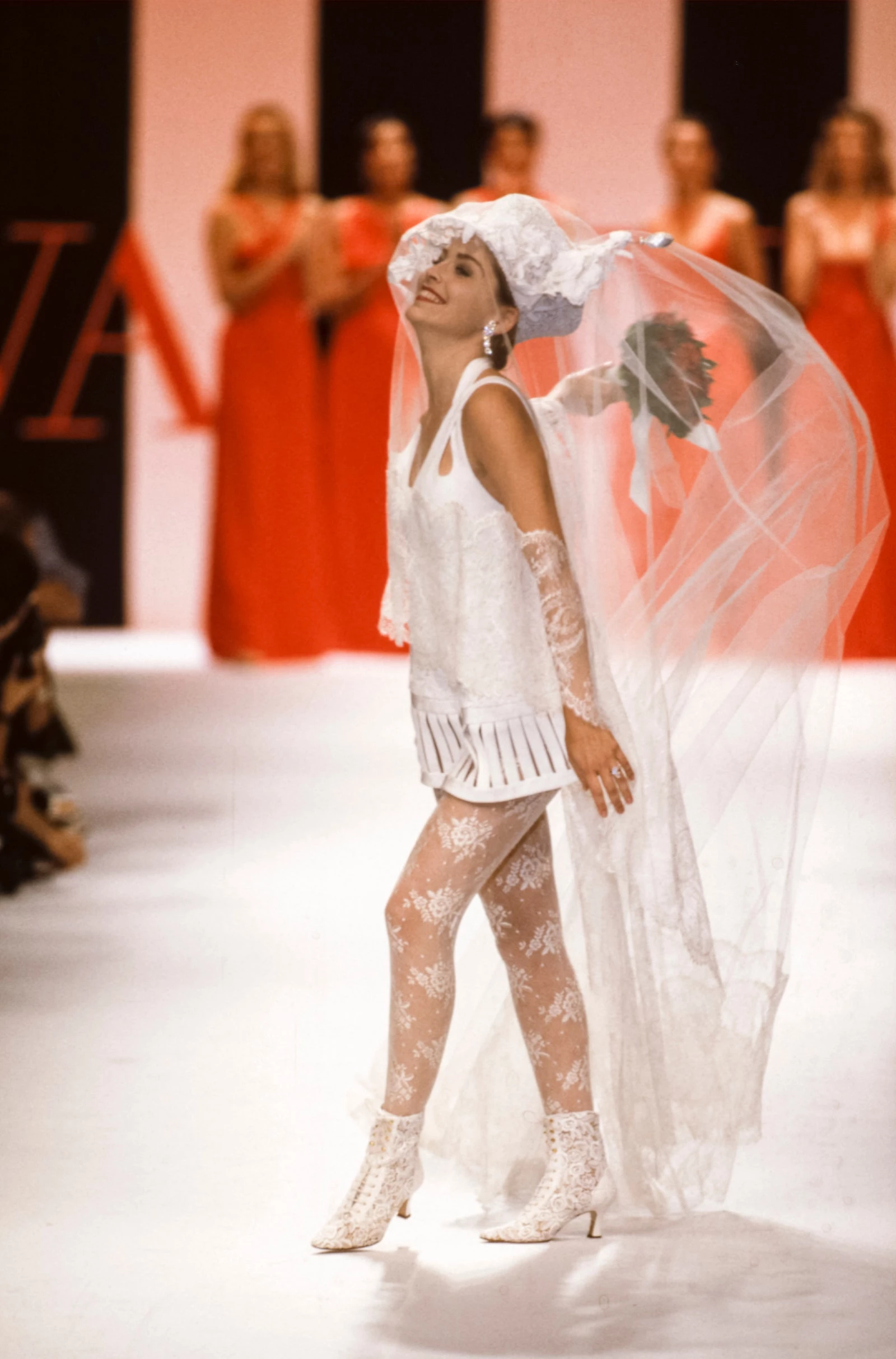 Шерон Стоун на шоу Valentino весна-літо 1994