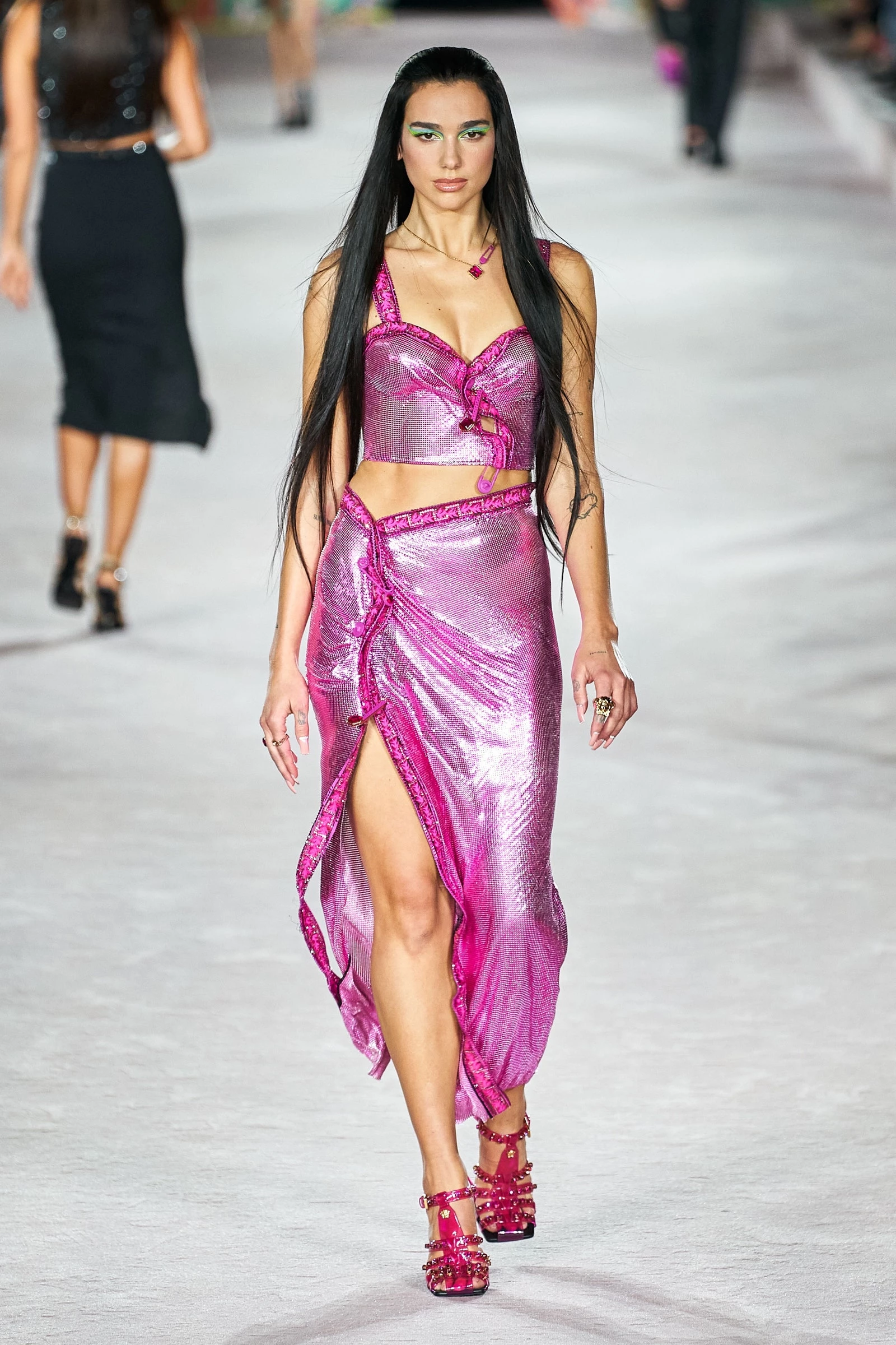Дуа Ліпа на шоу Versace весна-літо 2022